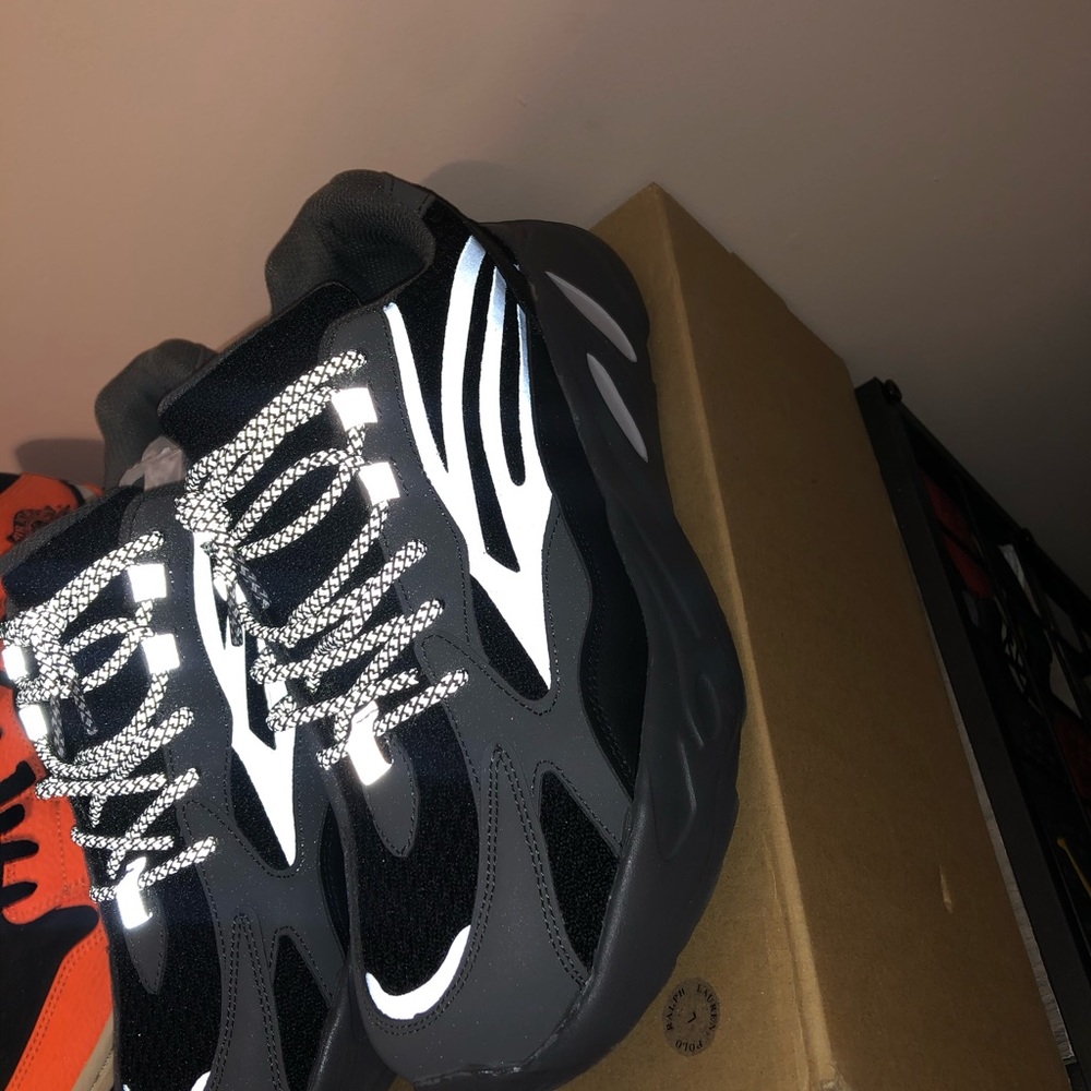 yeeZy 700 v2 black